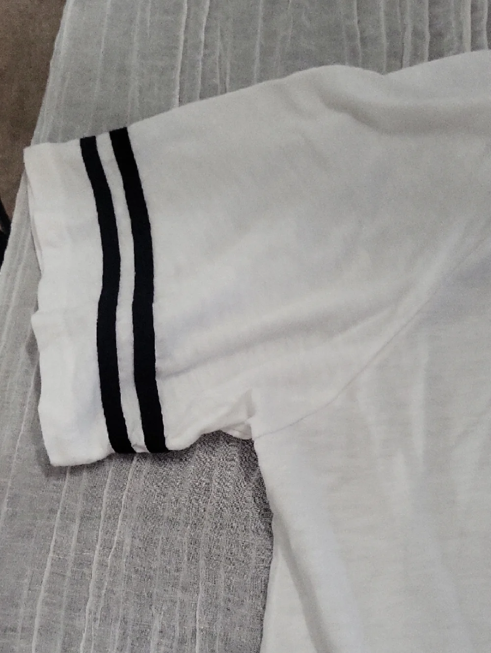 Disney 3x Cruella White and Black Crewneck T-Shirt And Shorts Pajamad - Picture 11 of 15